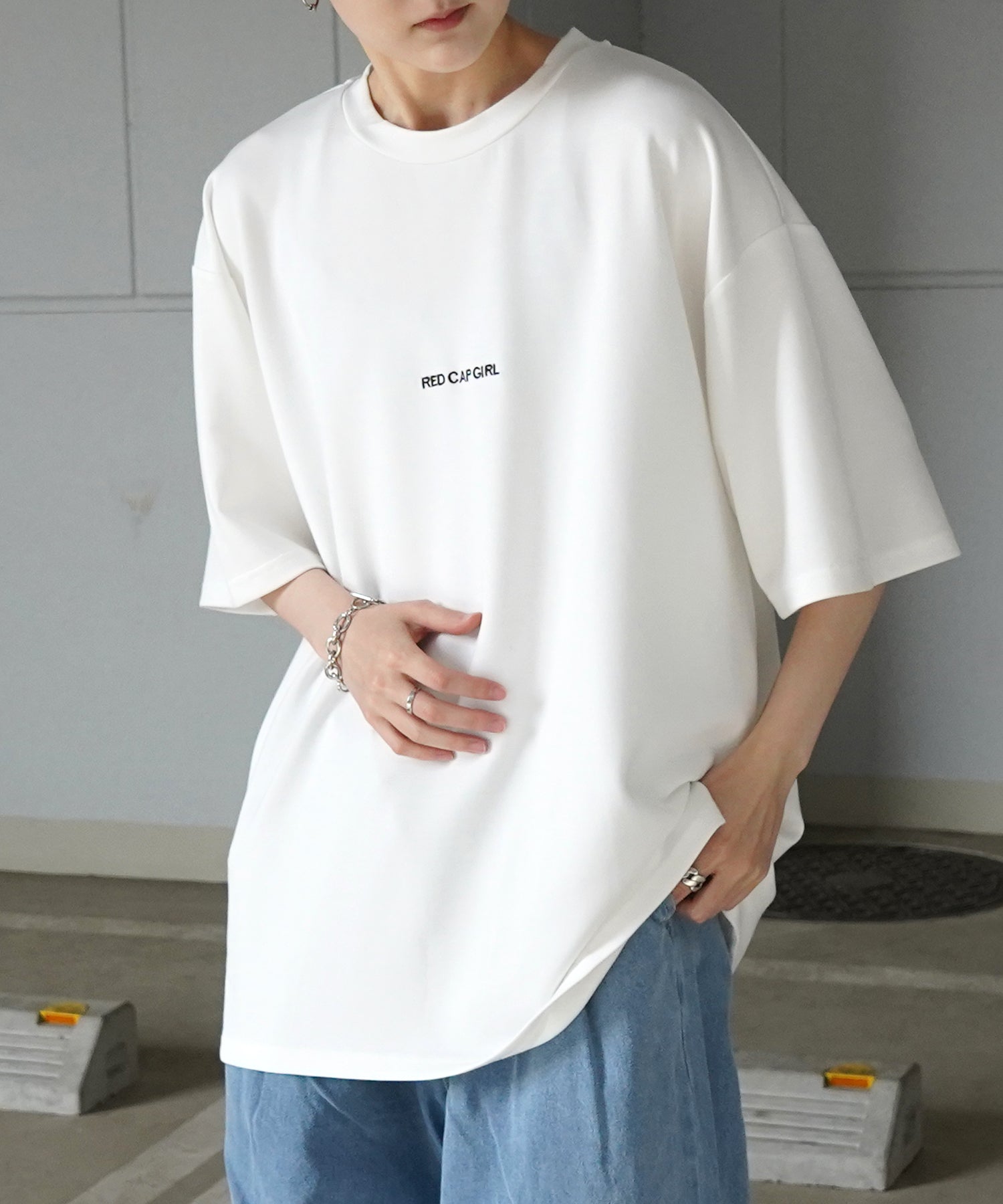 【RED CAP GIRL】バック転写 ワンポイント刺繍 ドレープとろみ ポンチ ビッグシルエットプリントTシャツ 25SS
