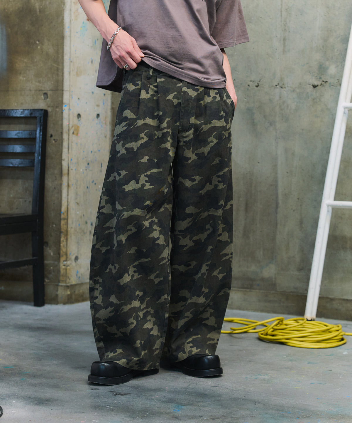 2-TUCK BACK EMBROIDERED DENIM PANTS / ツータック バック刺繍入り デニムパンツ