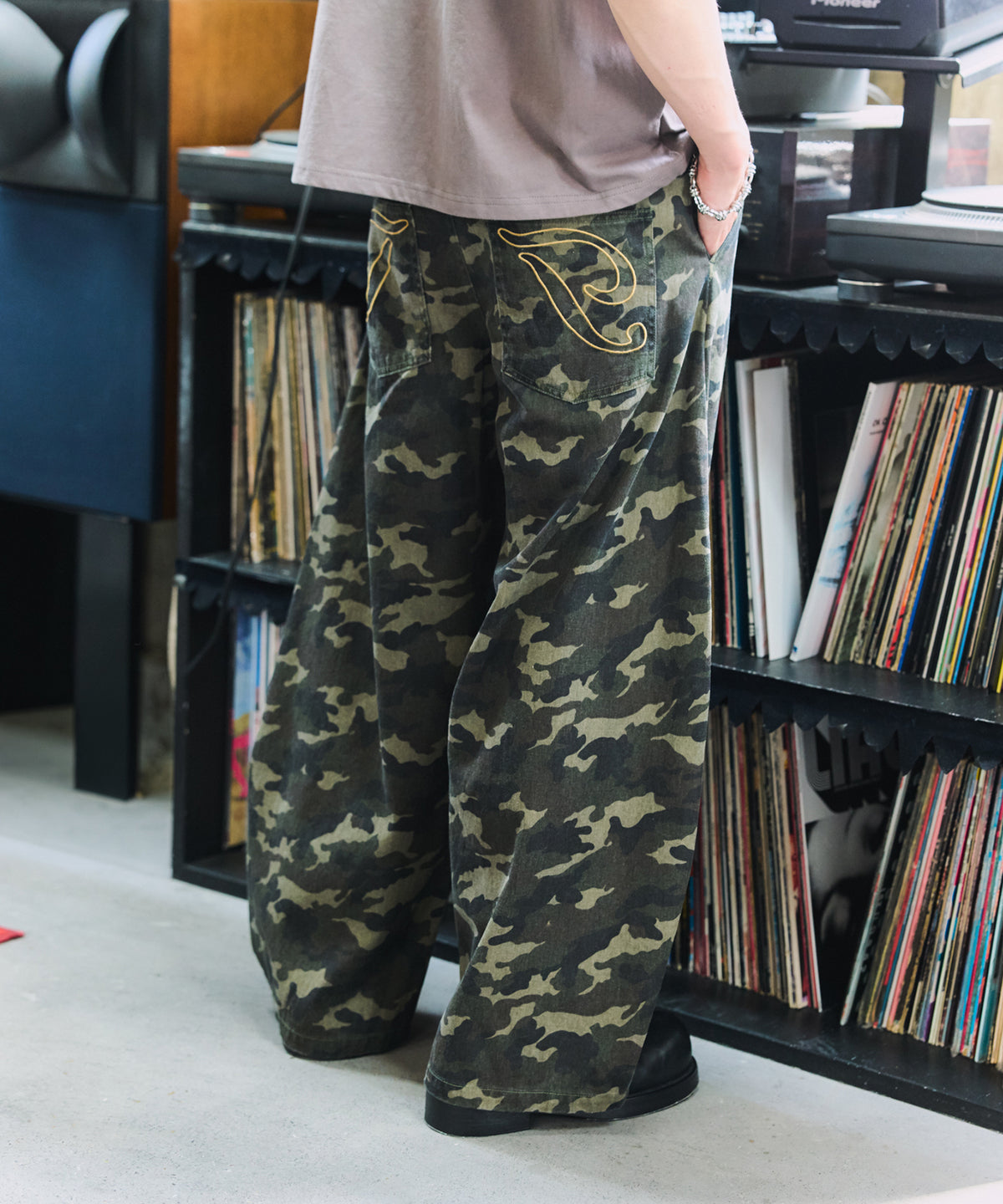 2-TUCK BACK EMBROIDERED DENIM PANTS / ツータック バック刺繍入り デニムパンツ