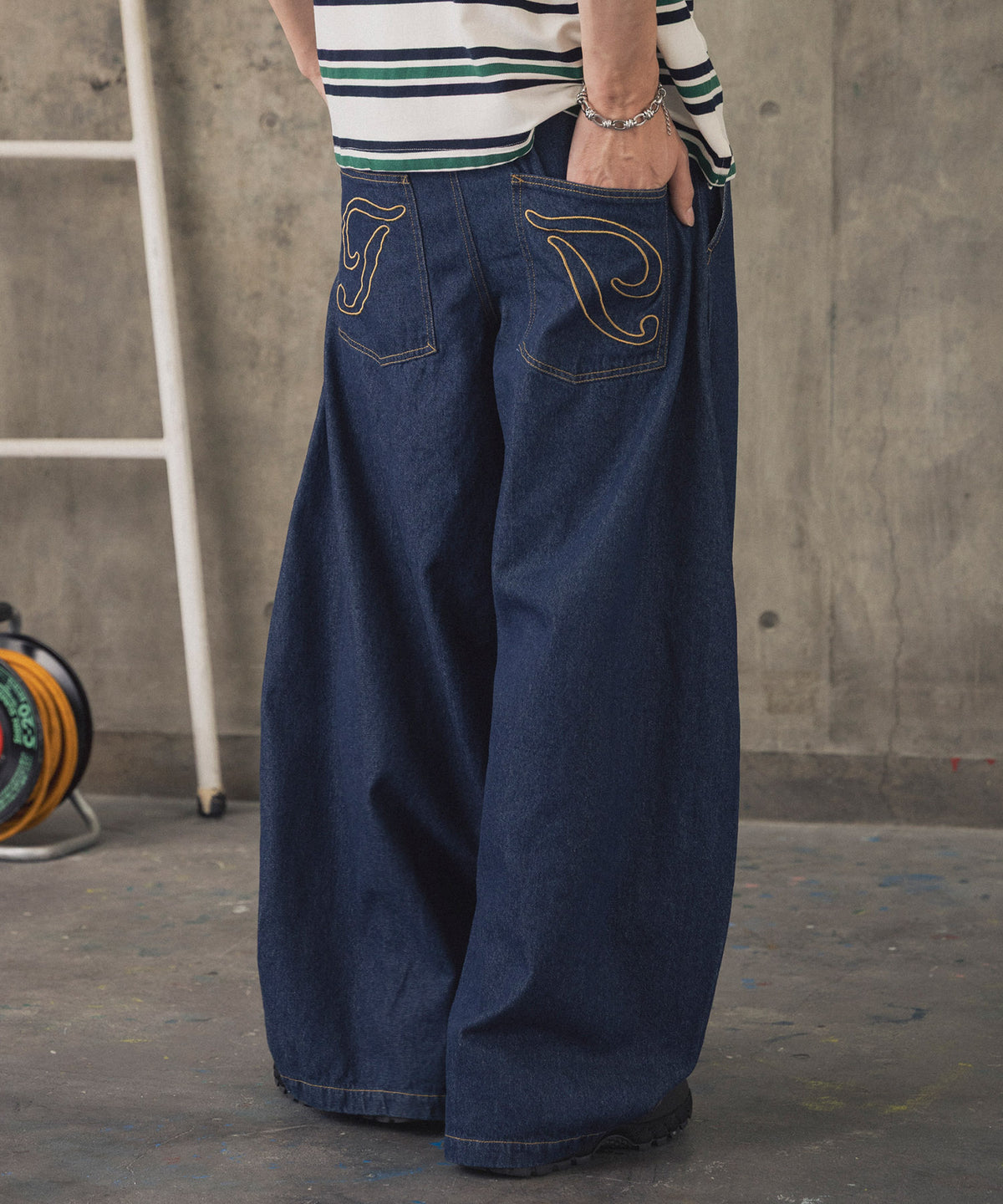 2-TUCK BACK EMBROIDERED DENIM PANTS / ツータック バック刺繍入り デニムパンツ