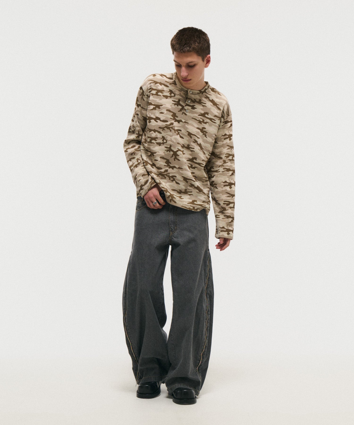 HENLEY CAMO WAFFLE LONG-SLEEVE TEE / カモ総柄ヘンリーネックサーマルロンT