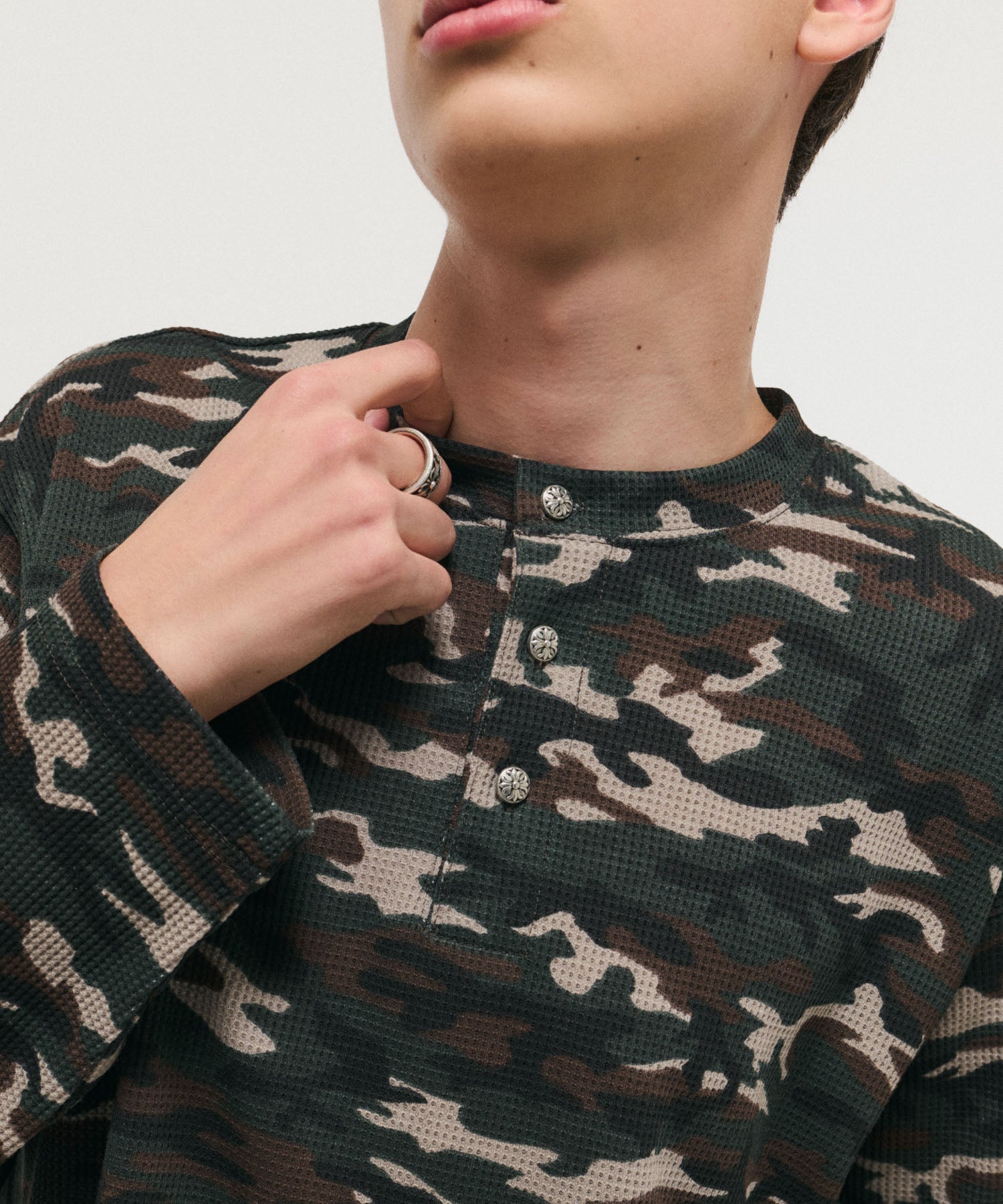 ILL'S | HENLEY CAMO WAFFLE LONG-SLEEVE TEE / カモ総柄ヘンリー