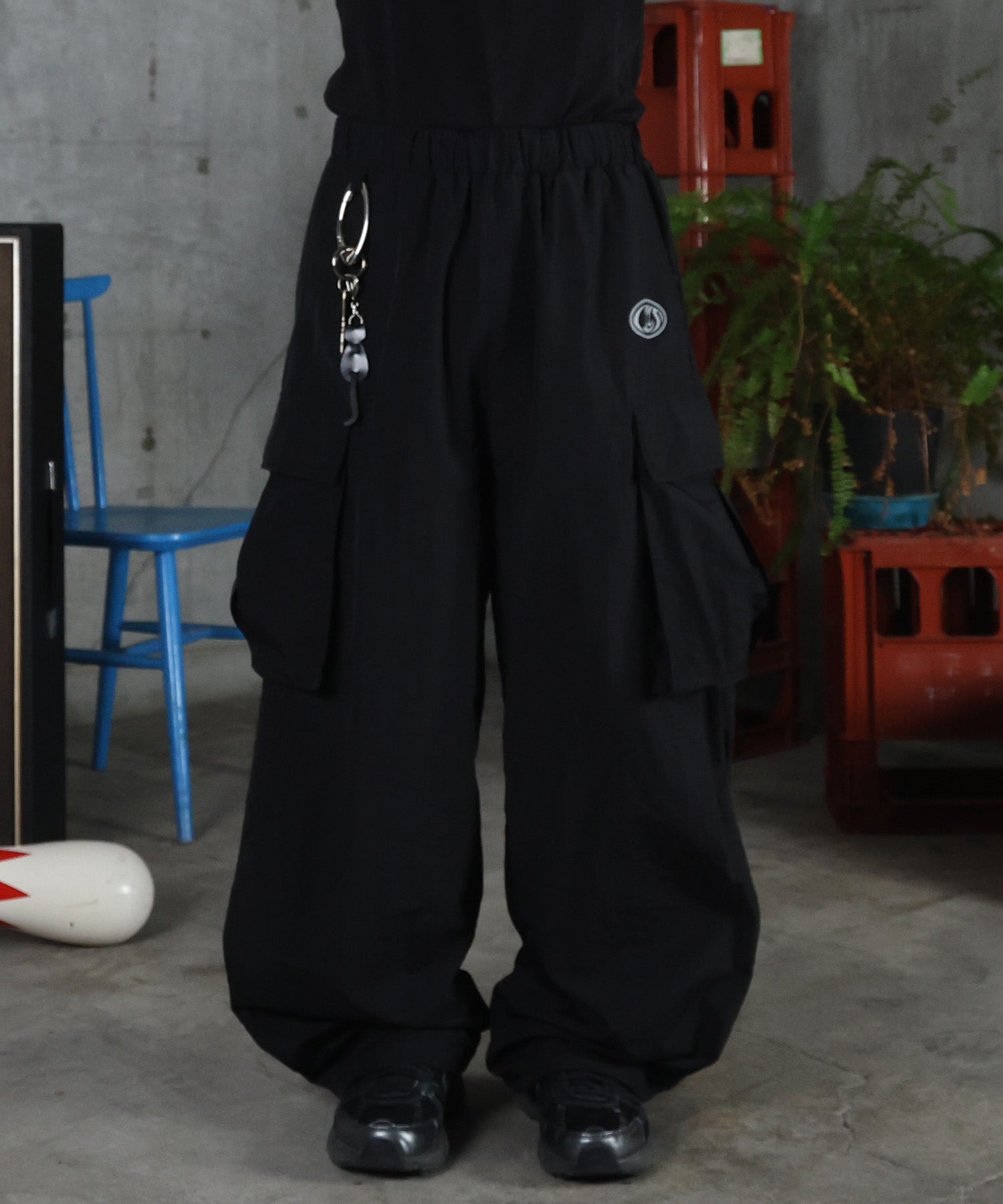 キーリングループ ワンポイント ナイロンワイドカーゴパンツ