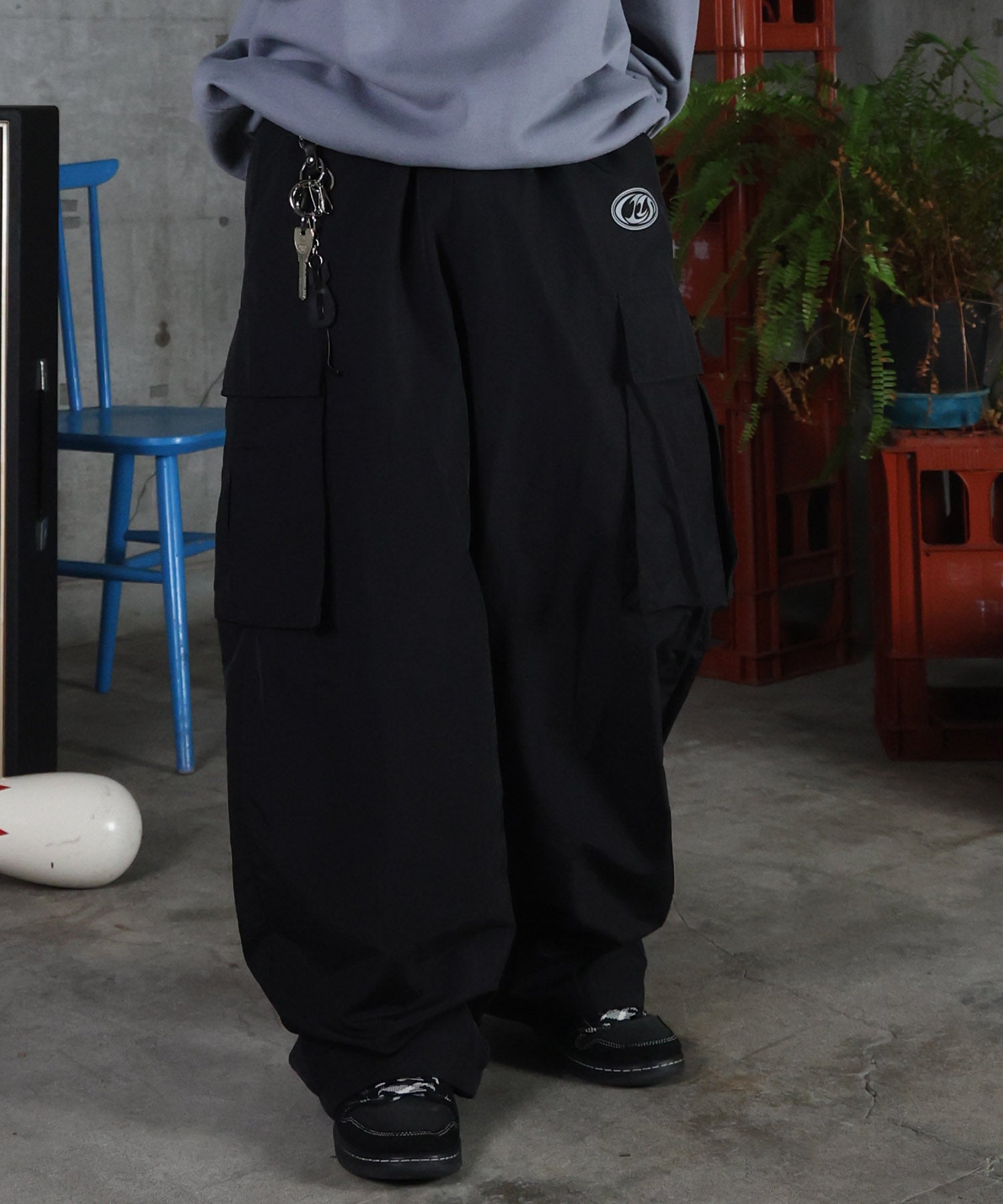 キーリングループ ワンポイント ナイロンワイドカーゴパンツ