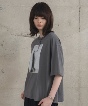 Neck Stitch Photo Graphic T-Shirt / ネックステッチ 写真グラフィックTシャツ
