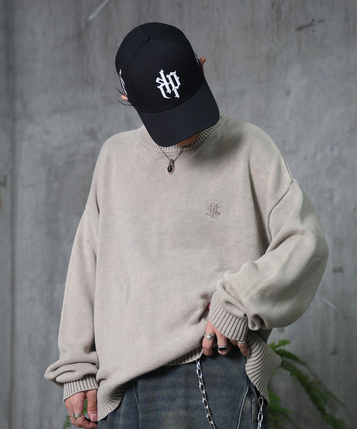 ヴィンテージライク ピグメント加工 ビッグシルエット ワンポイント刺繍 レトロプルオーバーニット