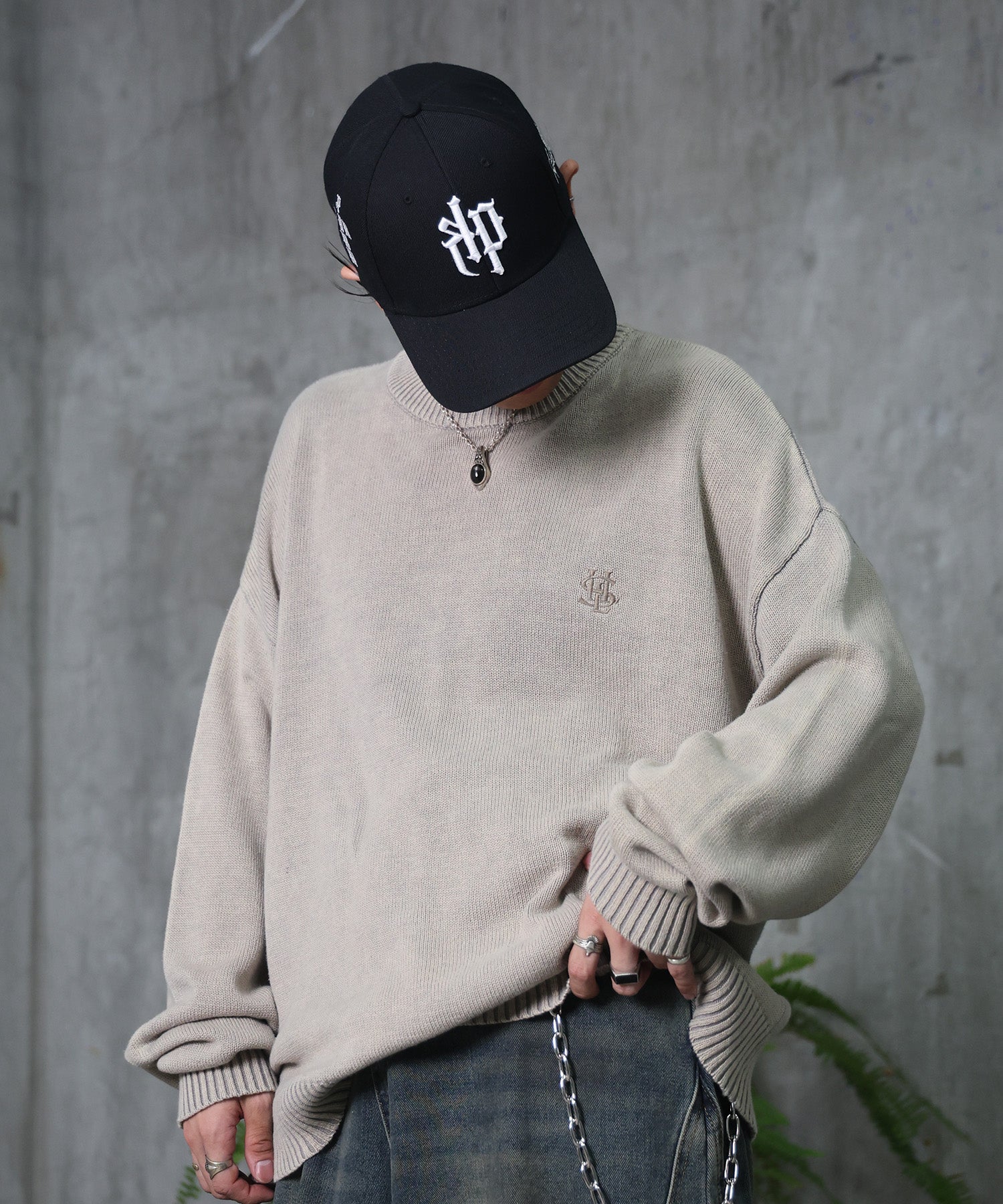 ヴィンテージライク ピグメント加工 ビッグシルエット ワンポイント刺繍 レトロプルオーバーニット