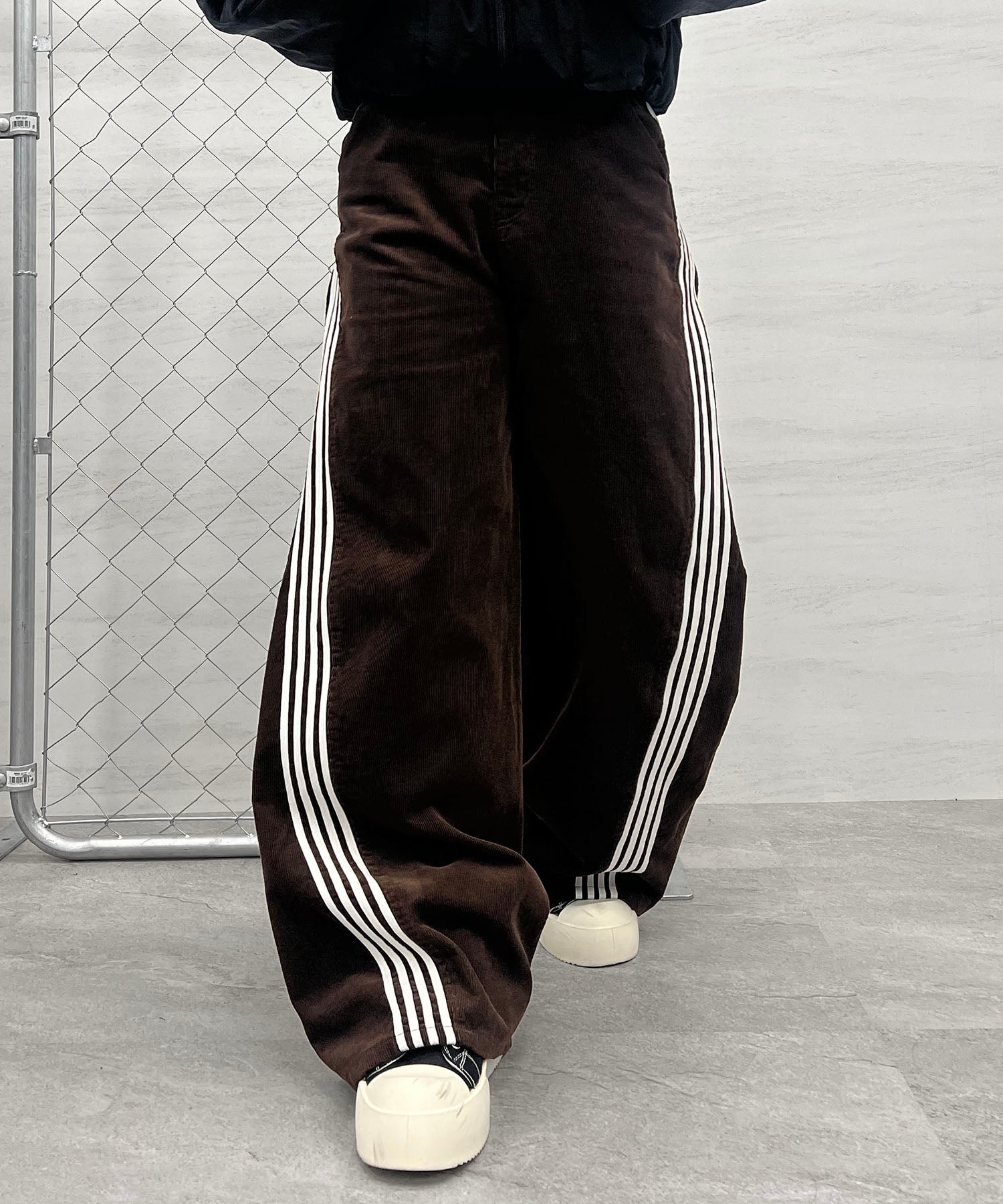 コーデュロイ ラインカーブ パンツ