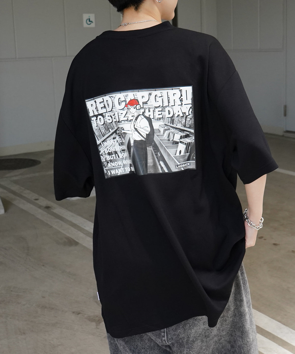 【RED CAP GIRL】バック転写 ワンポイント刺繍 ドレープとろみ ポンチ ビッグシルエットプリントTシャツ