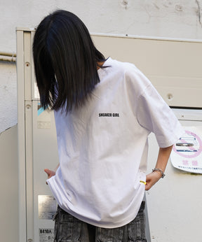 【5月下旬お届け予約商品】25SS【SNKR GIRL × #鹿 (Shika) コラボ】スニーカーガール ビッグシルエット バックイラスト プリントTシャツ