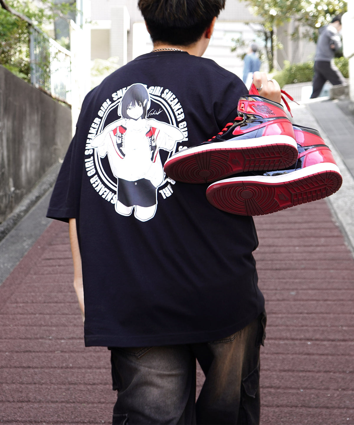 【5月下旬お届け予約商品】25SS【SNKR GIRL × #鹿 (Shika) コラボ】スニーカーガール ビッグシルエット サークルロゴ バックイラスト プリントTシャツ