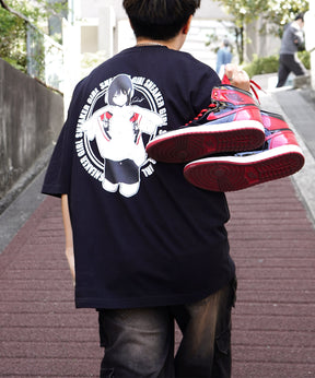 【5月下旬お届け予約商品】25SS【SNKR GIRL × #鹿 (Shika) コラボ】スニーカーガール ビッグシルエット サークルロゴ バックイラスト プリントTシャツ