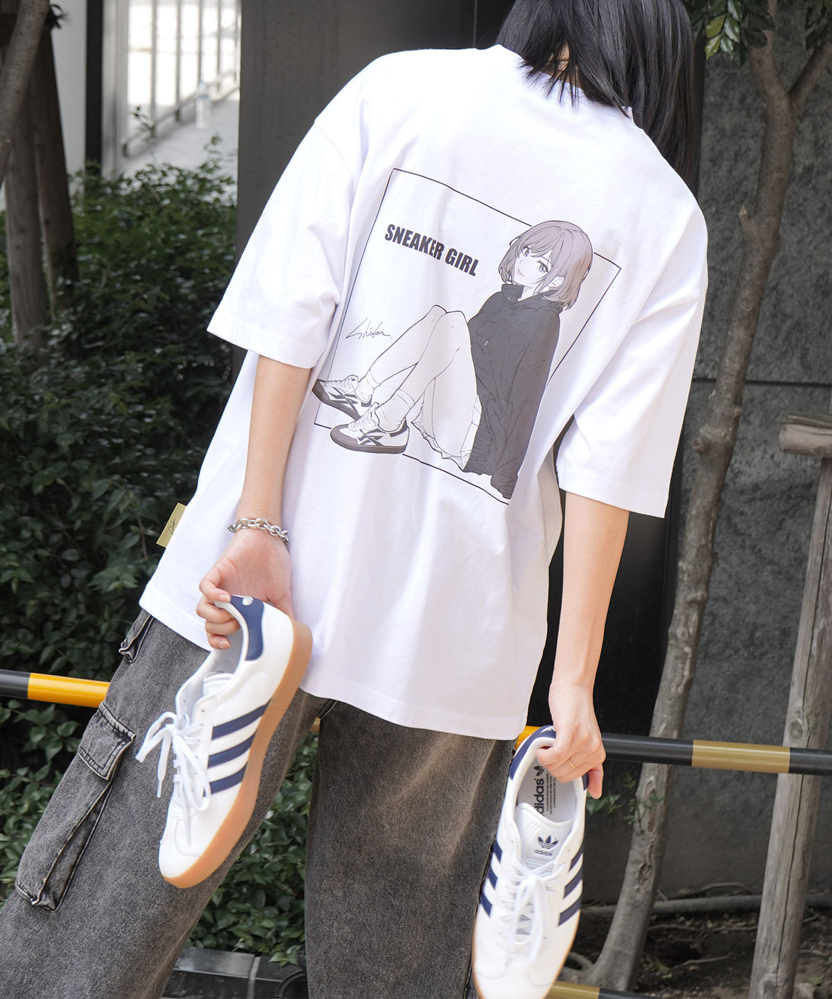【5月下旬お届け予約商品】25SS【SNKR GIRL × #鹿 (Shika) コラボ】スニーカーガール ビッグシルエット バックイラスト プリントTシャツ