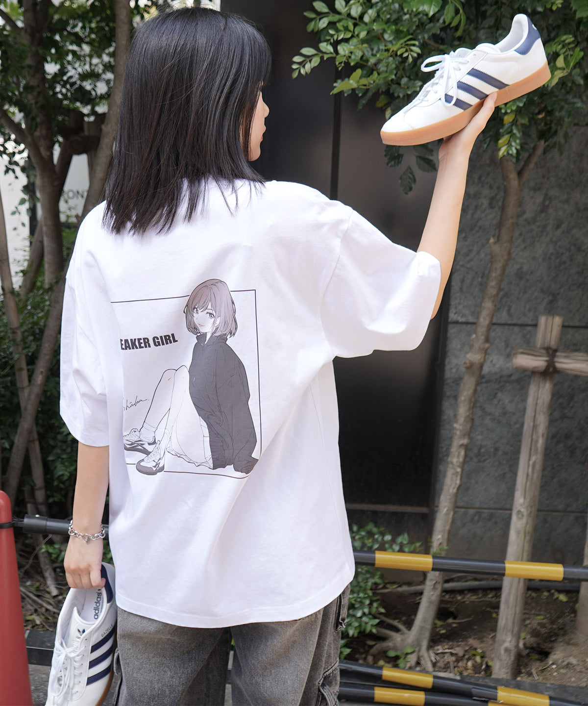 【5月下旬お届け予約商品】25SS【SNKR GIRL × #鹿 (Shika) コラボ】スニーカーガール ビッグシルエット バックイラスト プリントTシャツ