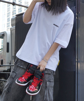 【5月下旬お届け予約商品】25SS【SNKR GIRL × #鹿 (Shika) コラボ】スニーカーガール ビッグシルエット スクエア バックイラスト プリントTシャツ