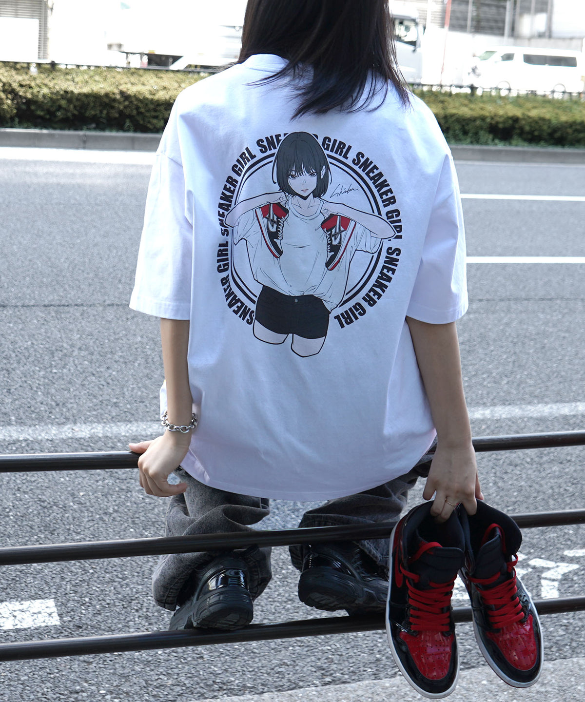 【5月下旬お届け予約商品】25SS【SNKR GIRL × #鹿 (Shika) コラボ】スニーカーガール ビッグシルエット サークルロゴ バックイラスト プリントTシャツ