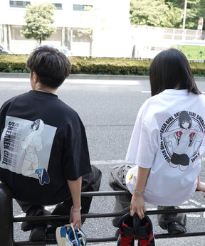 【5月下旬お届け予約商品】25SS【SNKR GIRL × #鹿 (Shika) コラボ】スニーカーガール ビッグシルエット サークルロゴ バックイラスト プリントTシャツ