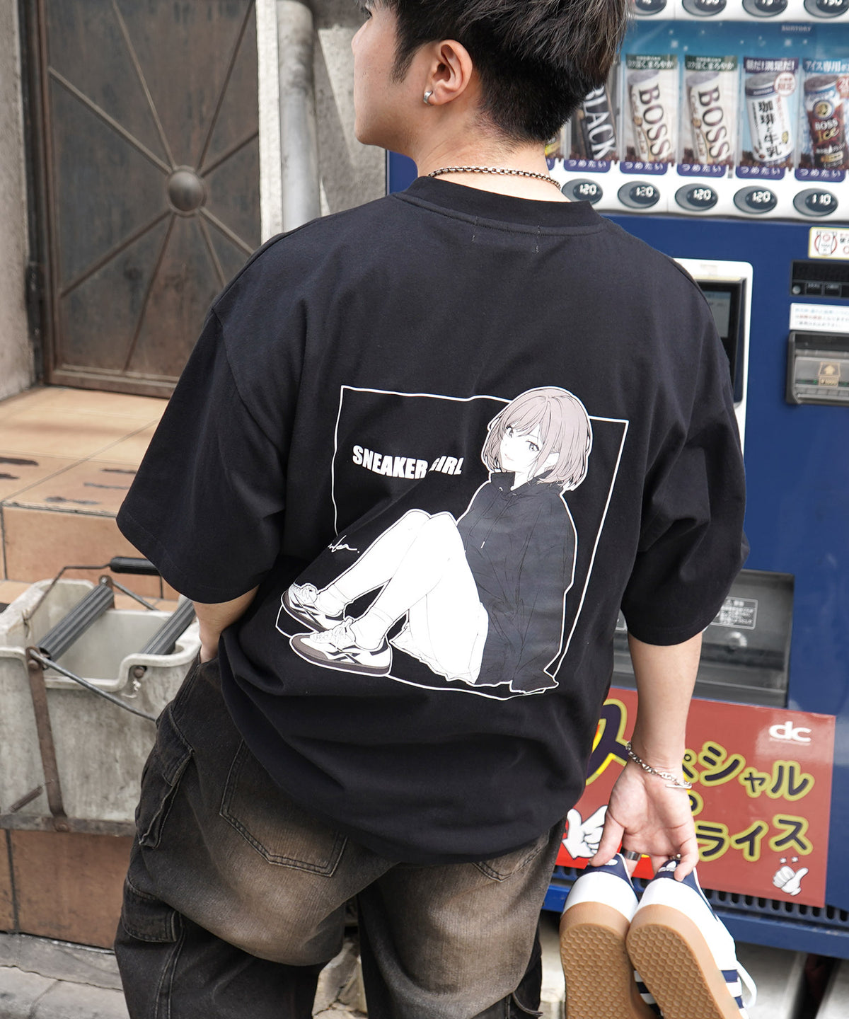 【5月下旬お届け予約商品】25SS【SNKR GIRL × #鹿 (Shika) コラボ】スニーカーガール ビッグシルエット バックイラスト プリントTシャツ