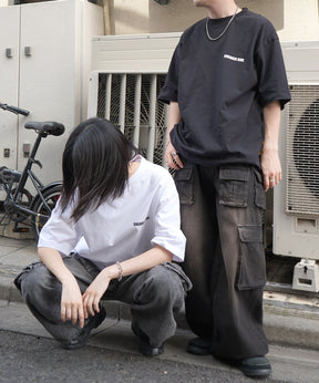 【5月下旬お届け予約商品】25SS【SNKR GIRL × #鹿 (Shika) コラボ】スニーカーガール ビッグシルエット スクエア バックイラスト プリントTシャツ