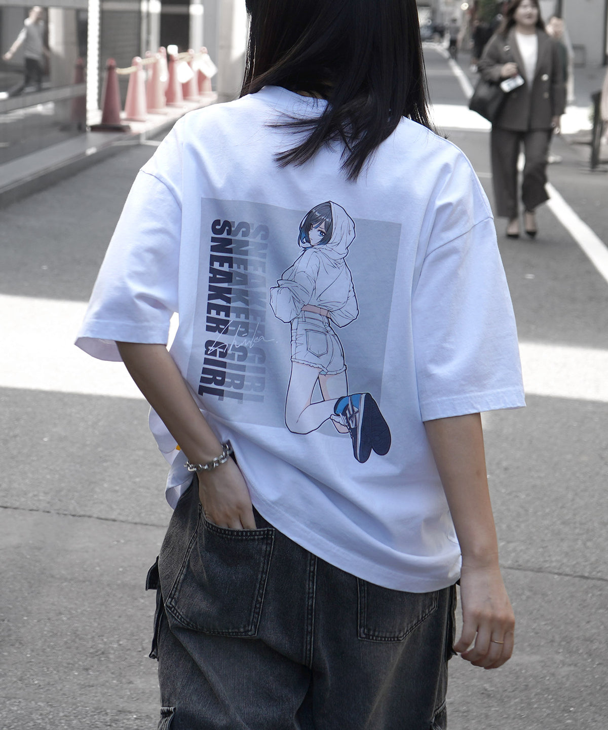 【5月下旬お届け予約商品】25SS【SNKR GIRL × #鹿 (Shika) コラボ】スニーカーガール ビッグシルエット スクエア バックイラスト プリントTシャツ
