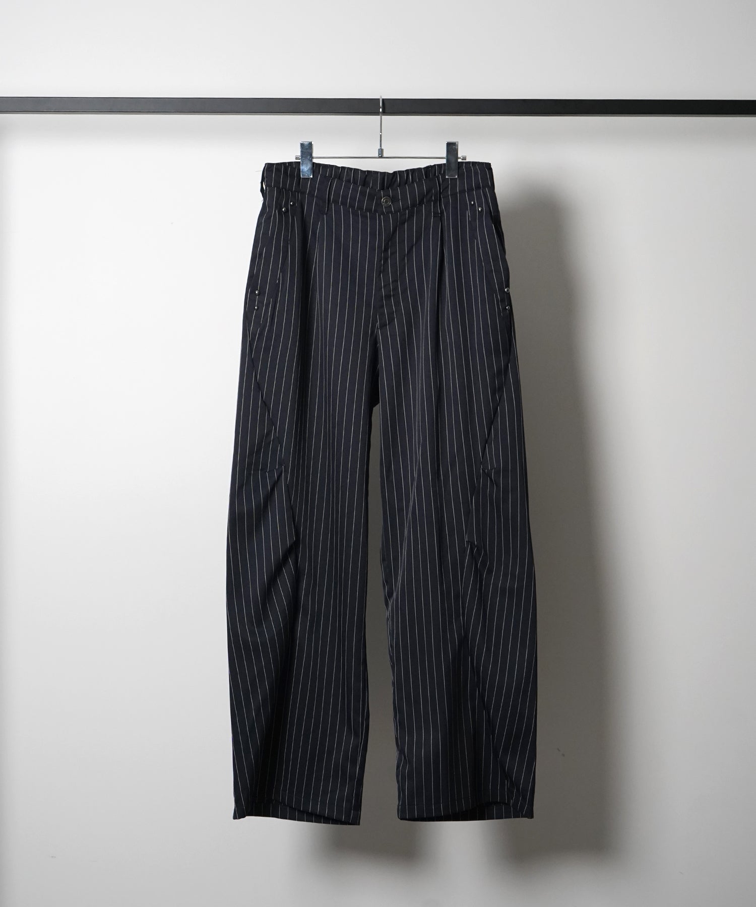 スラックス スタッズ カーブパンツ