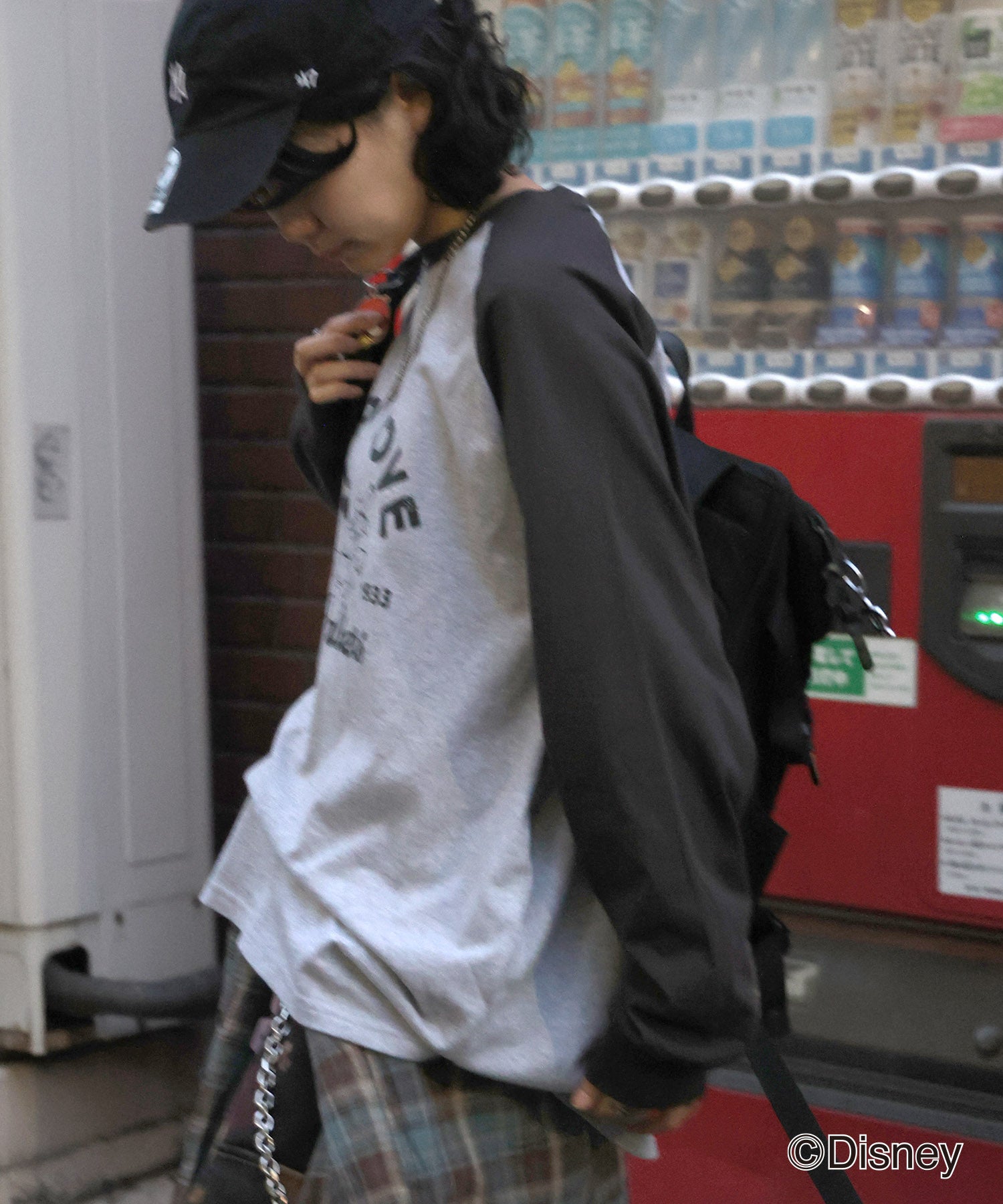 【Disney / ディズニー】ミッキー ヴィンテージライク レトログラフィック 古着風クラックプリント ビッグシルエット ラグランロンT