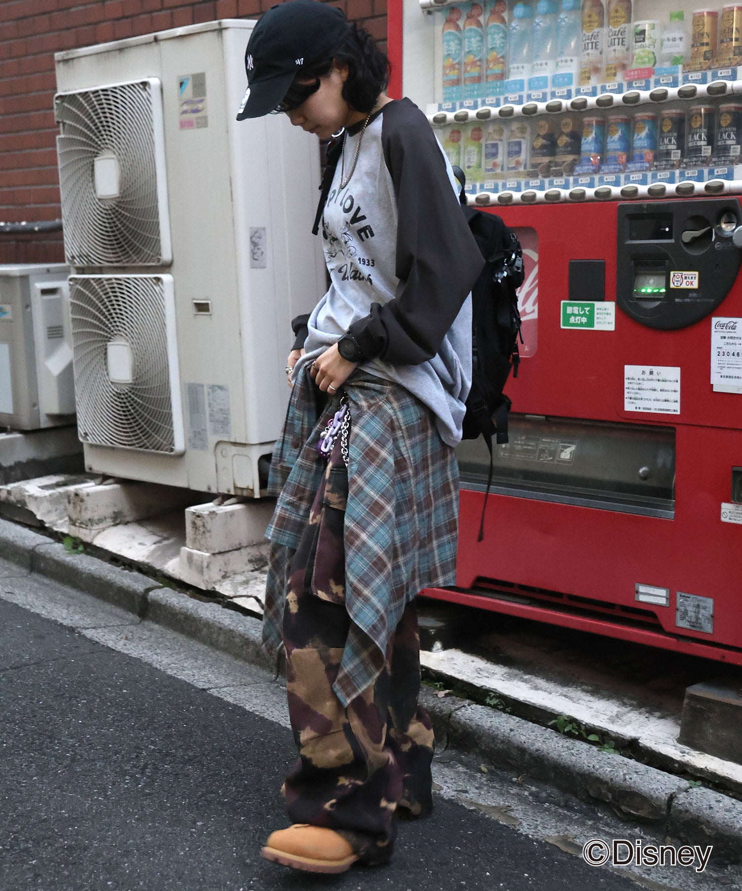 【Disney / ディズニー】ミッキー ヴィンテージライク レトログラフィック 古着風クラックプリント ビッグシルエット ラグランロンT