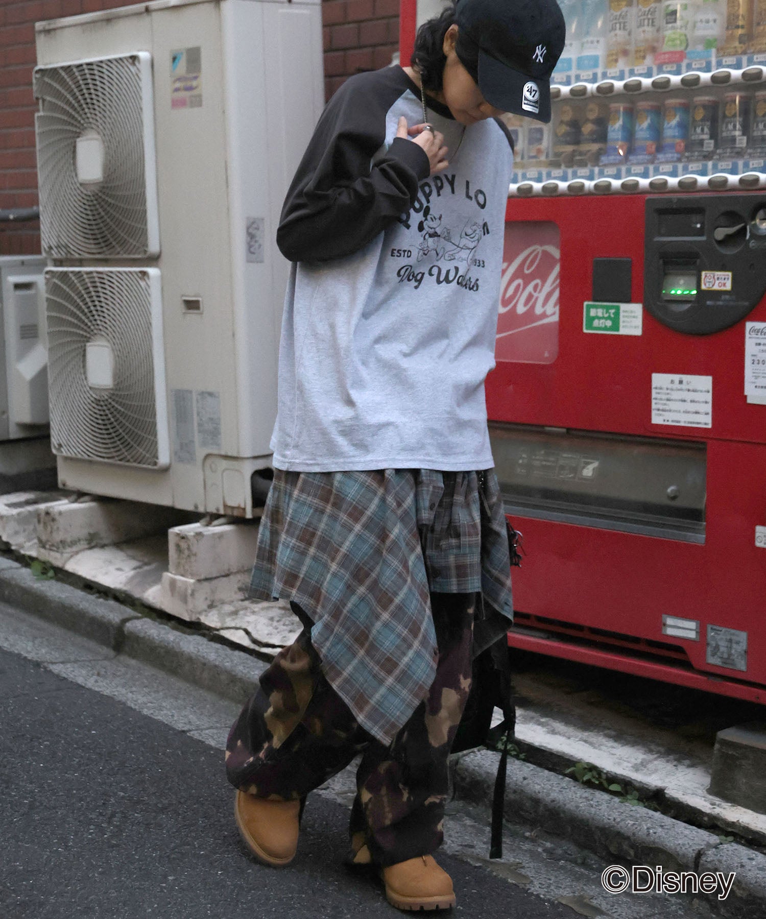 【Disney / ディズニー】ミッキー ヴィンテージライク レトログラフィック 古着風クラックプリント ビッグシルエット ラグランロンT