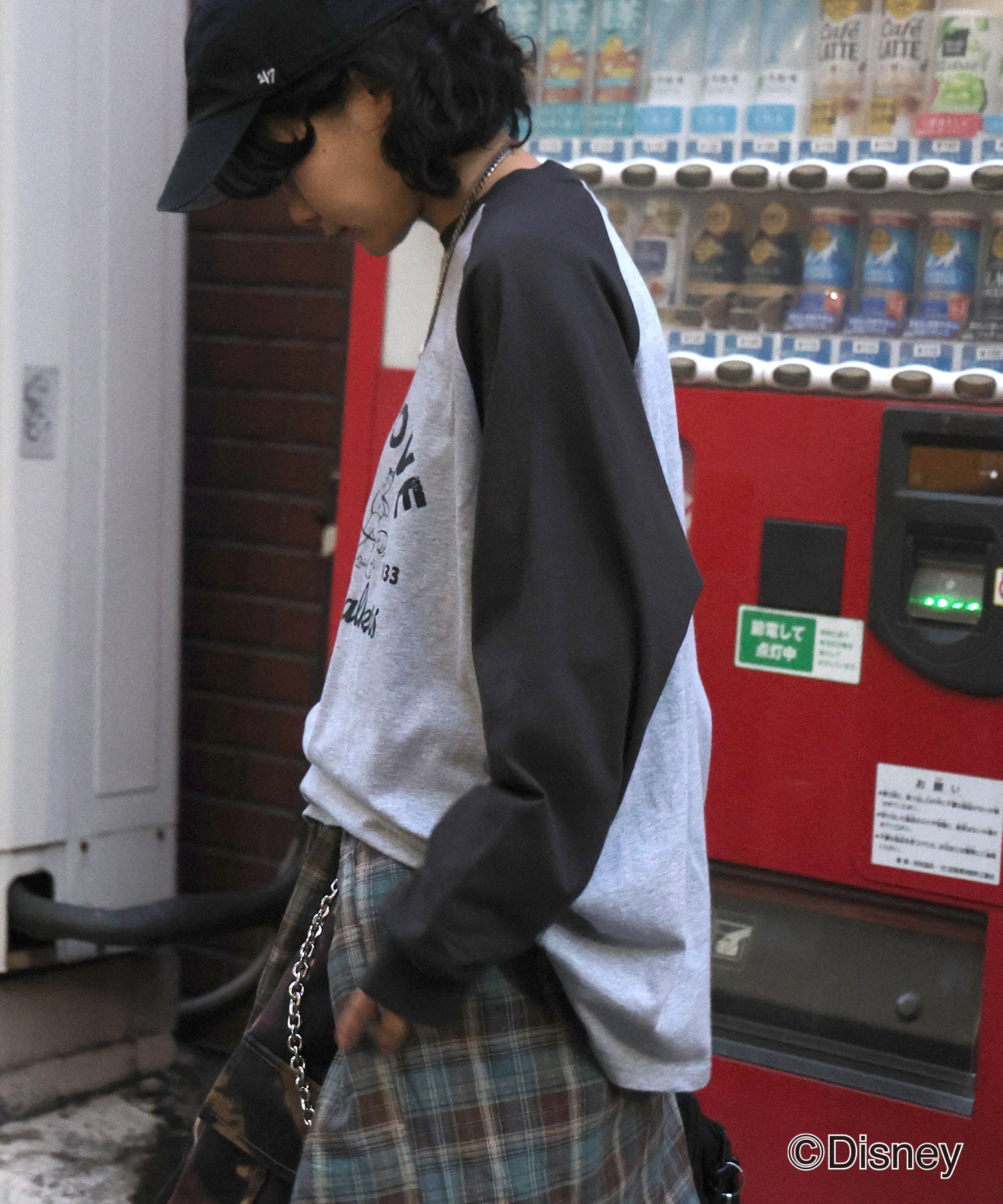 【Disney / ディズニー】ミッキー ヴィンテージライク レトログラフィック 古着風クラックプリント ビッグシルエット ラグランロンT