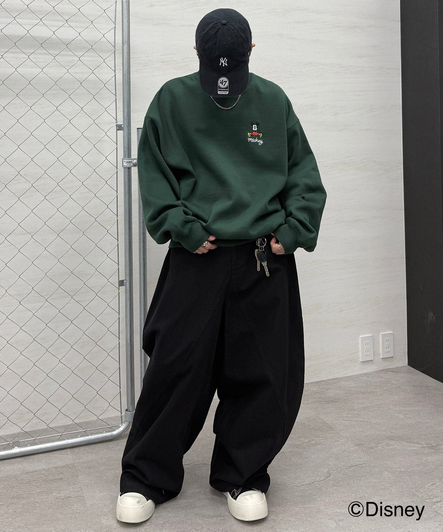 【Disney / ディズニー】ミッキー ワンポイント刺繍 ビッグシルエットプルオーバー クルースウェット