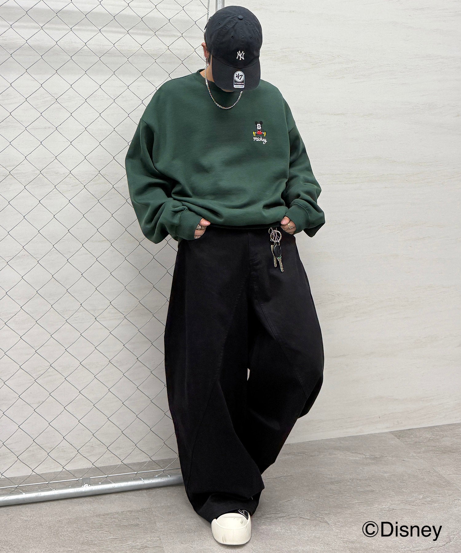 【Disney / ディズニー】ミッキー ワンポイント刺繍 ビッグシルエットプルオーバー クルースウェット