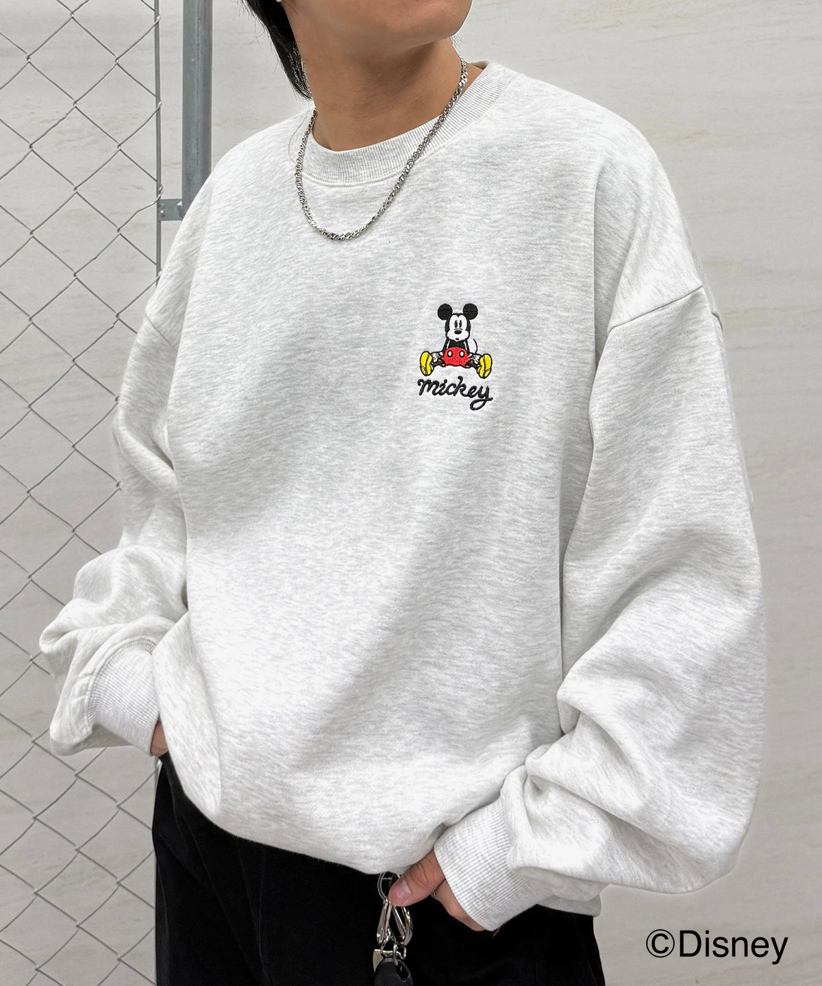 【Disney / ディズニー】ミッキー ワンポイント刺繍 ビッグシルエットプルオーバー クルースウェット
