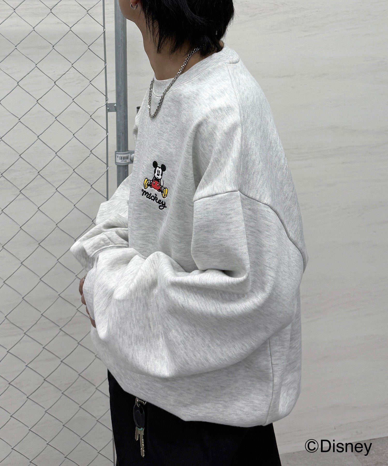 【Disney / ディズニー】ミッキー ワンポイント刺繍 ビッグシルエットプルオーバー クルースウェット