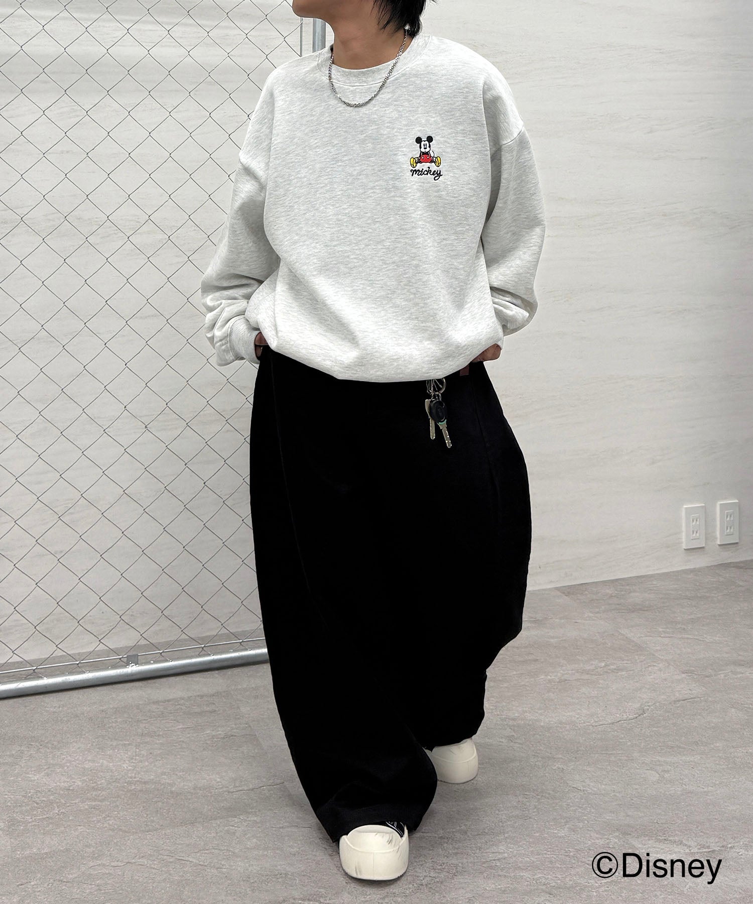 【Disney / ディズニー】ミッキー ワンポイント刺繍 ビッグシルエットプルオーバー クルースウェット