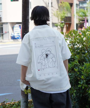 【Roo / ルー】カップルフォト バックプリントオープンカラーシャツ
