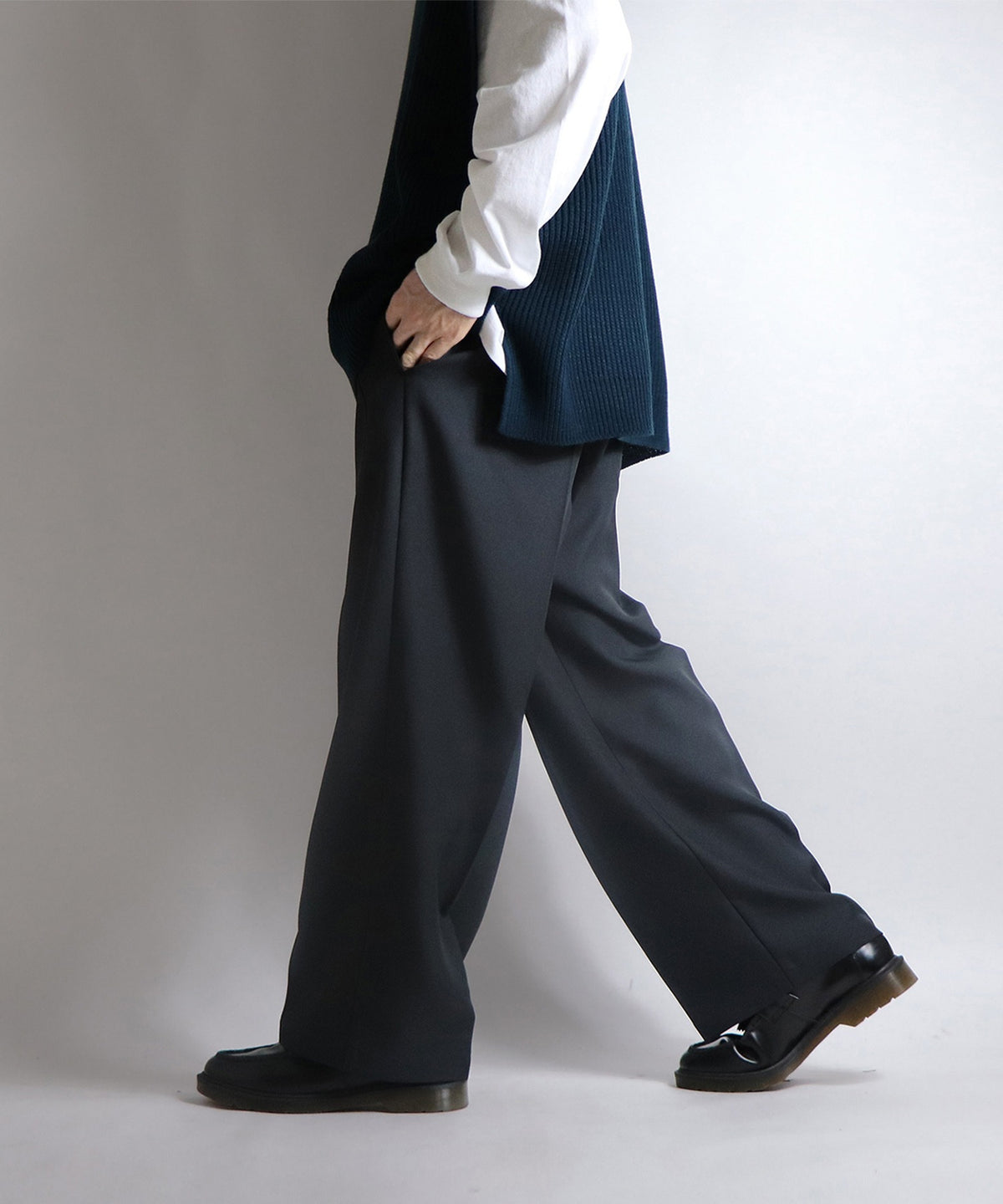 センタープレス タックワイドストレートパンツ