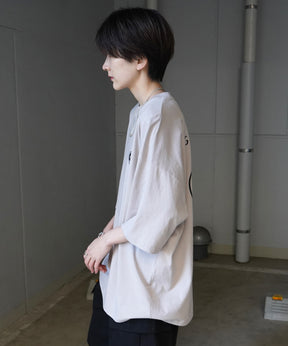 【MARK GONZALES ARTWORK COLLECTION / マーク ゴンザレス】フロント / バックプリント ワンポイント刺繍 モチーフ ビッグシルエットTシャツ