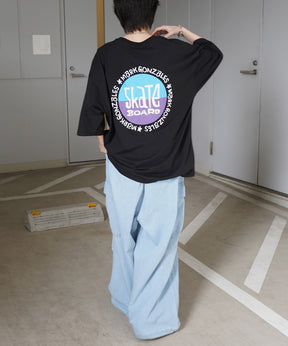 【MARK GONZALES ARTWORK COLLECTION / マーク ゴンザレス】フロント / バックプリント ワンポイント刺繍 モチーフ ビッグシルエットTシャツ