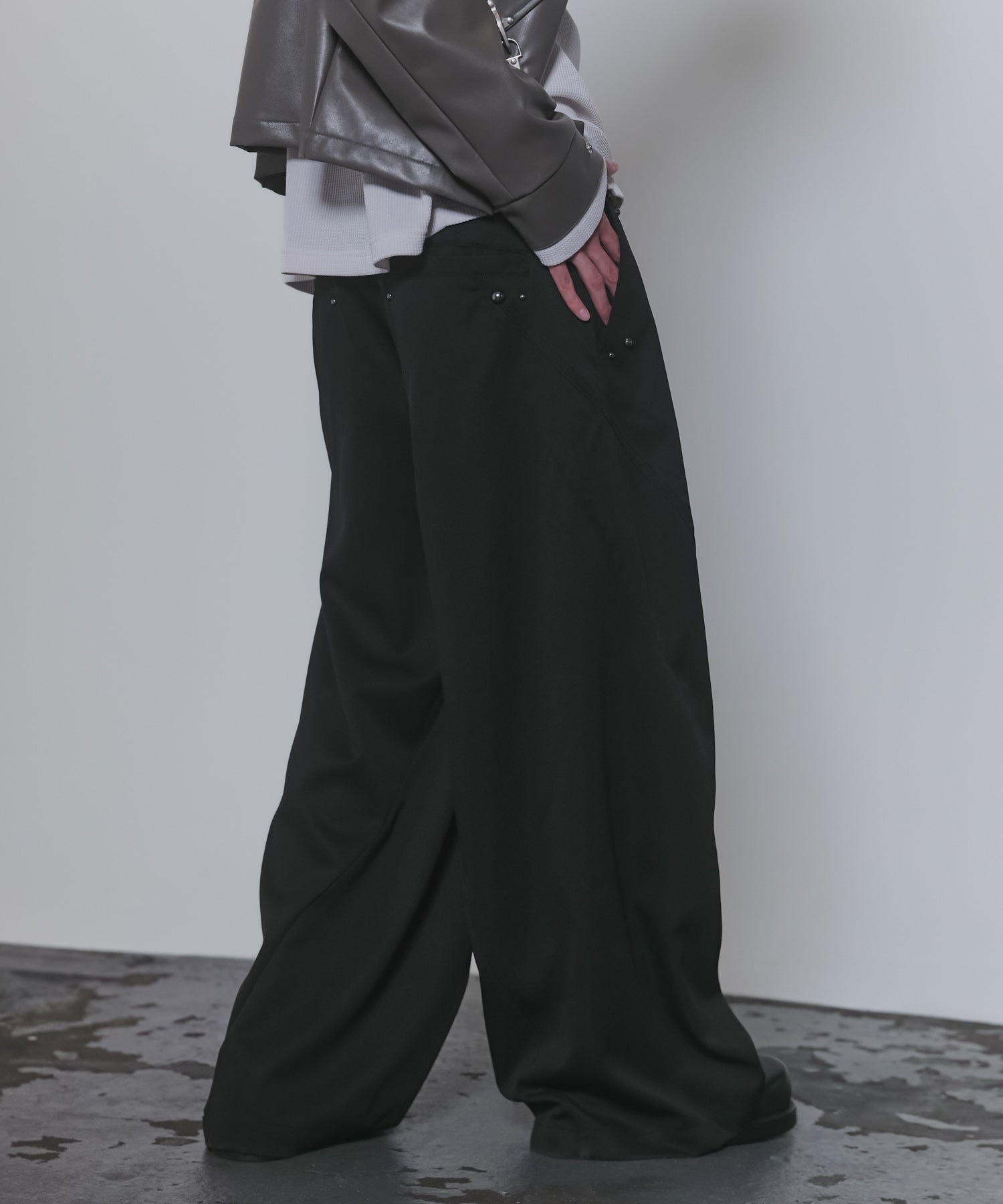 スラックススタッズカーブパンツ