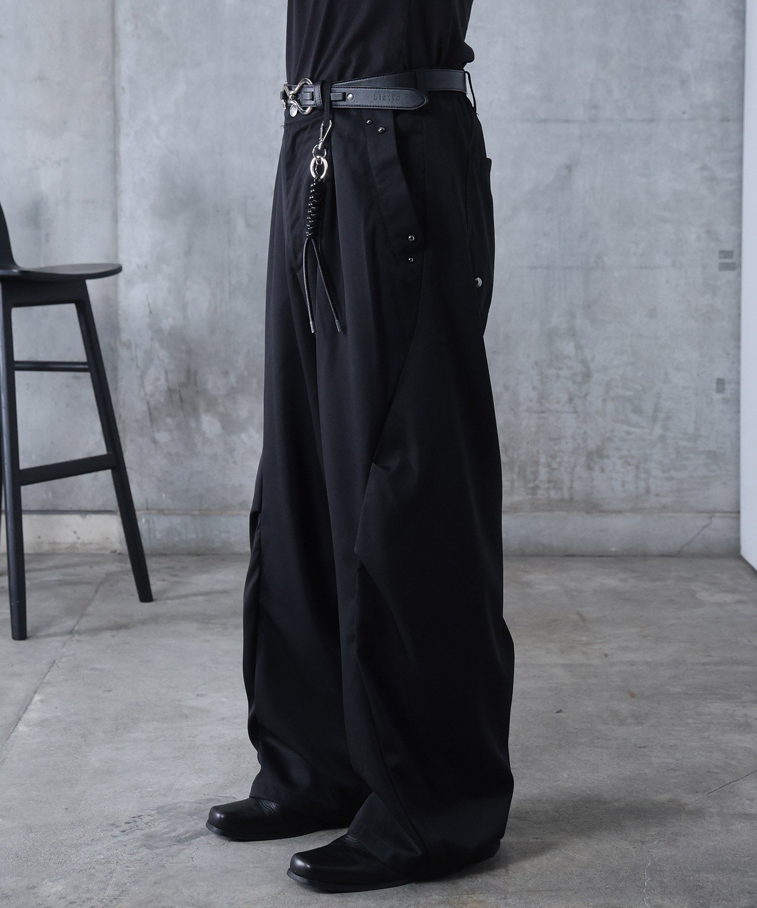 スラックス スタッズ カーブパンツ