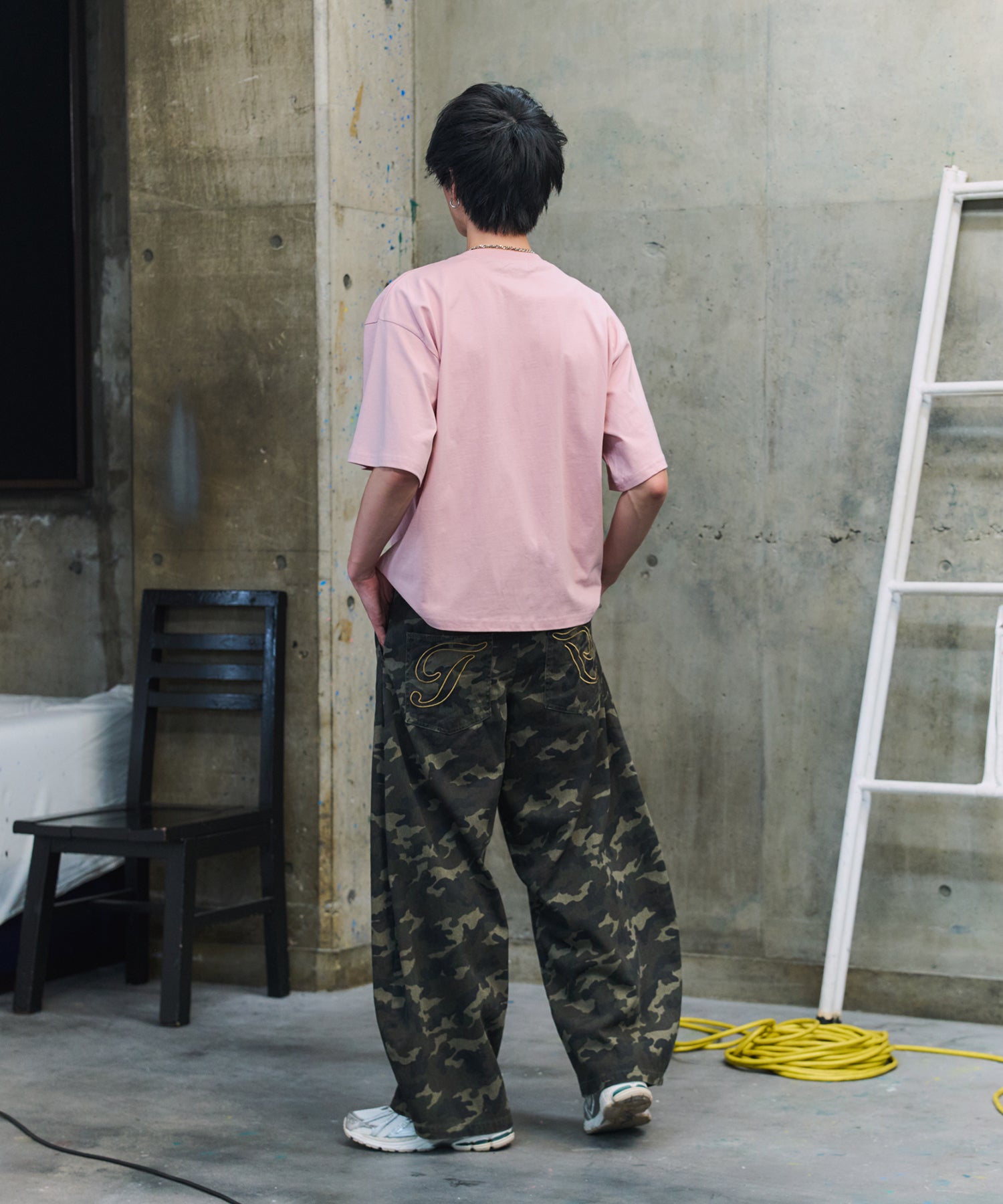 2-TUCK BACK EMBROIDERED DENIM PANTS / ツータック バック刺繍入り デニムパンツ