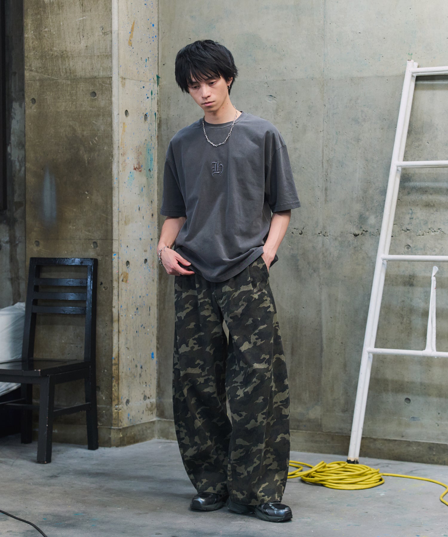 2-TUCK BACK EMBROIDERED DENIM PANTS / ツータック バック刺繍入り デニムパンツ
