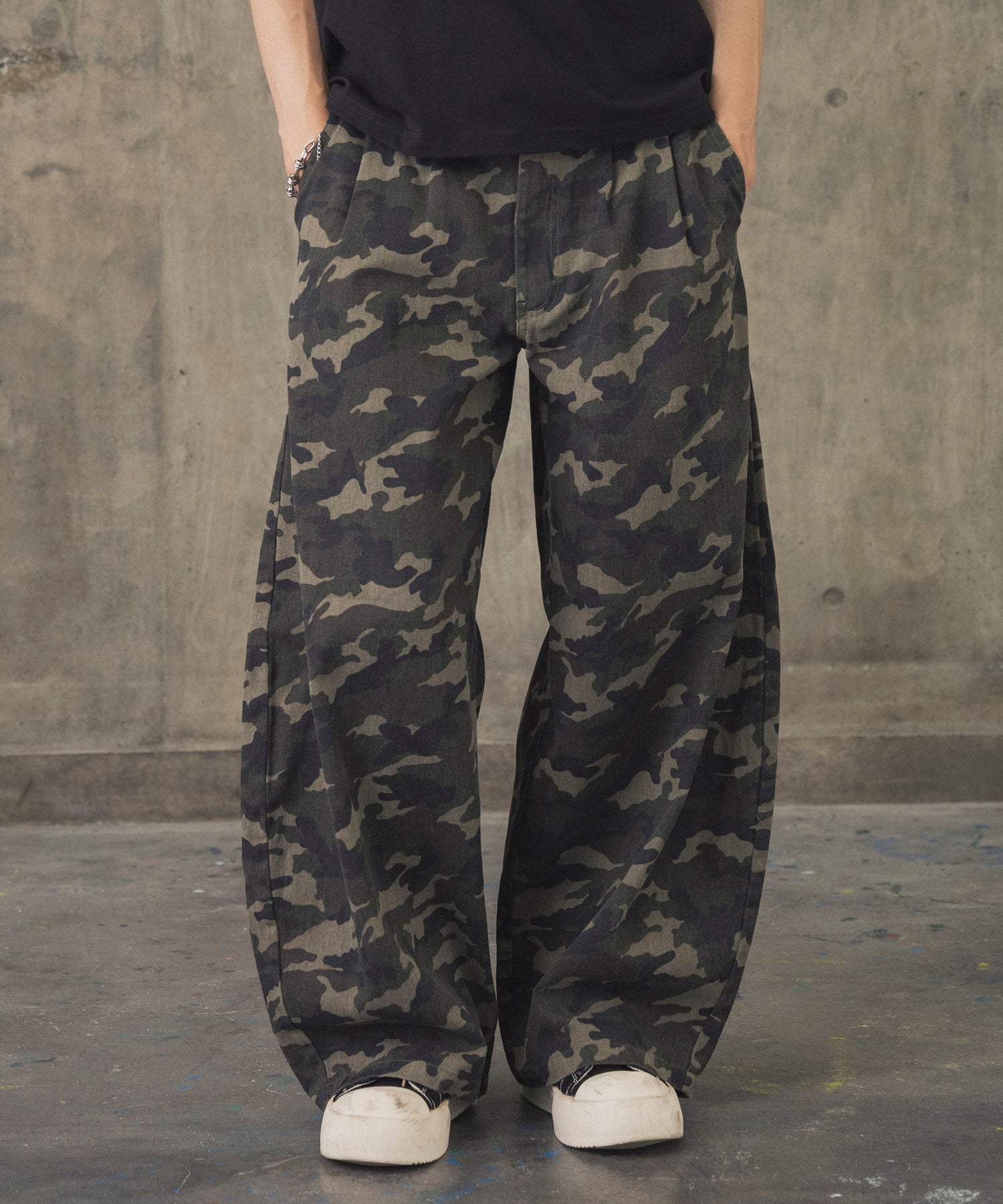2-TUCK BACK EMBROIDERED DENIM PANTS / ツータック バック刺繍入り デニムパンツ
