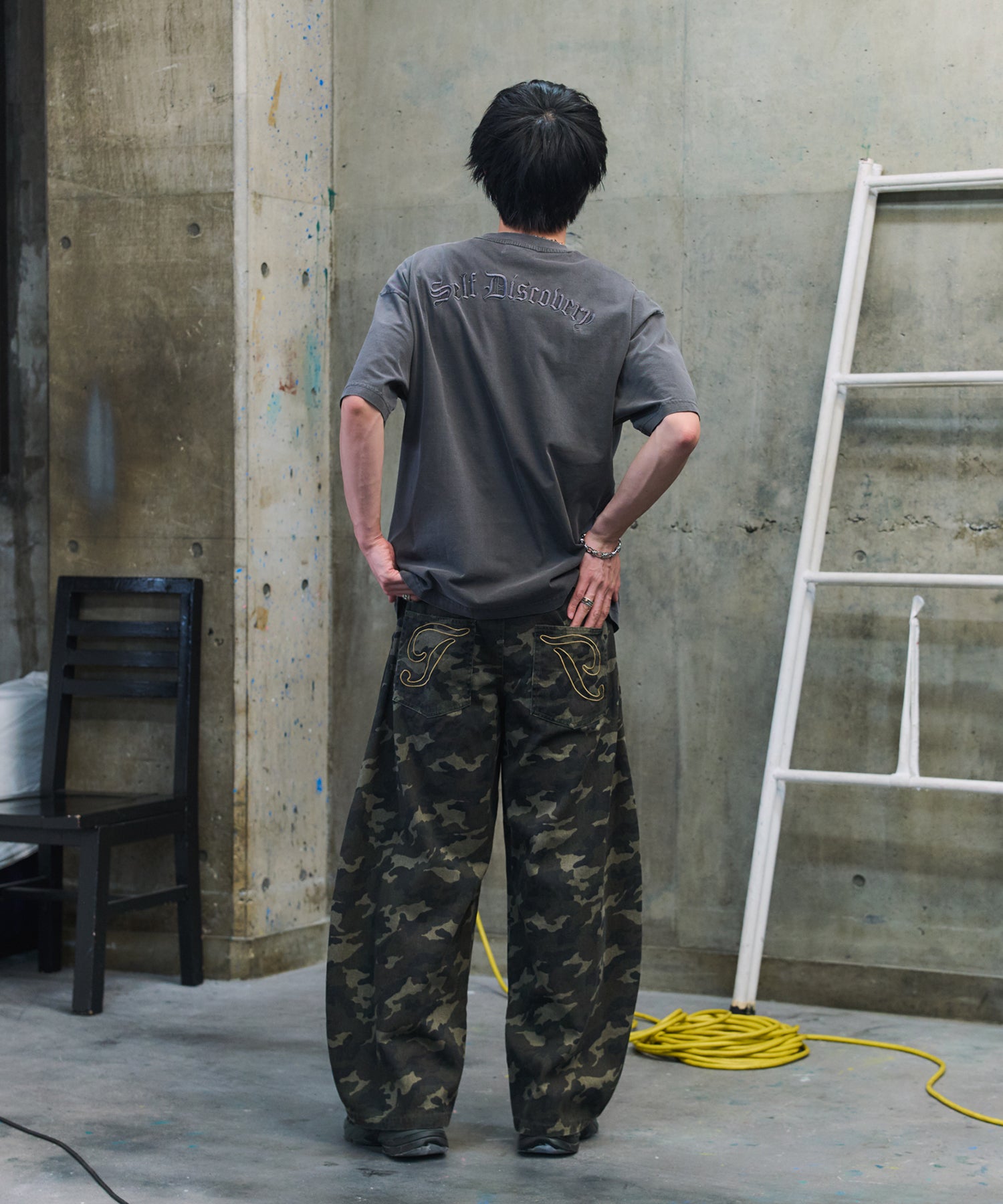 2-TUCK BACK EMBROIDERED DENIM PANTS / ツータック バック刺繍入り デニムパンツ