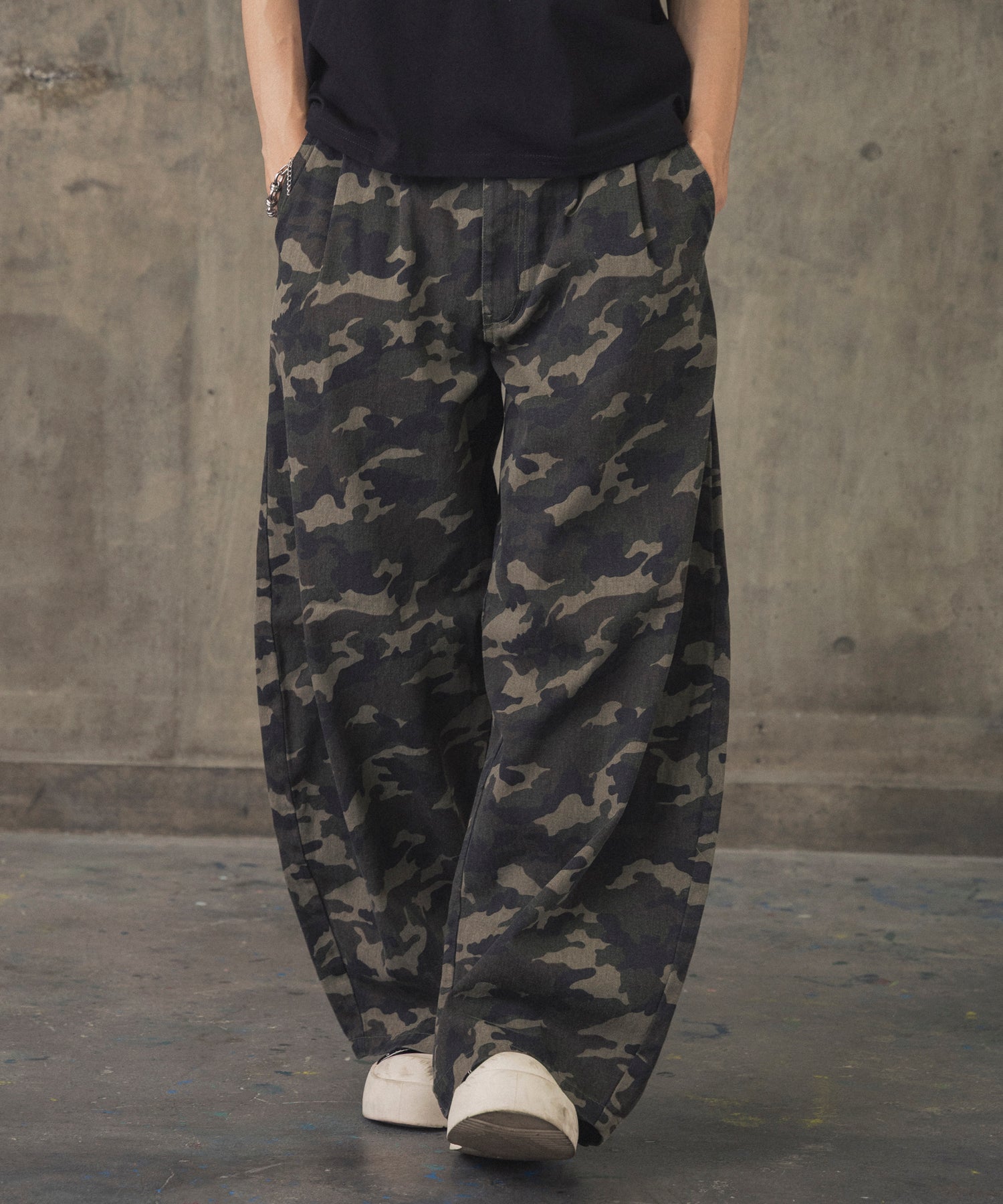 2-TUCK BACK EMBROIDERED DENIM PANTS / ツータック バック刺繍入り デニムパンツ