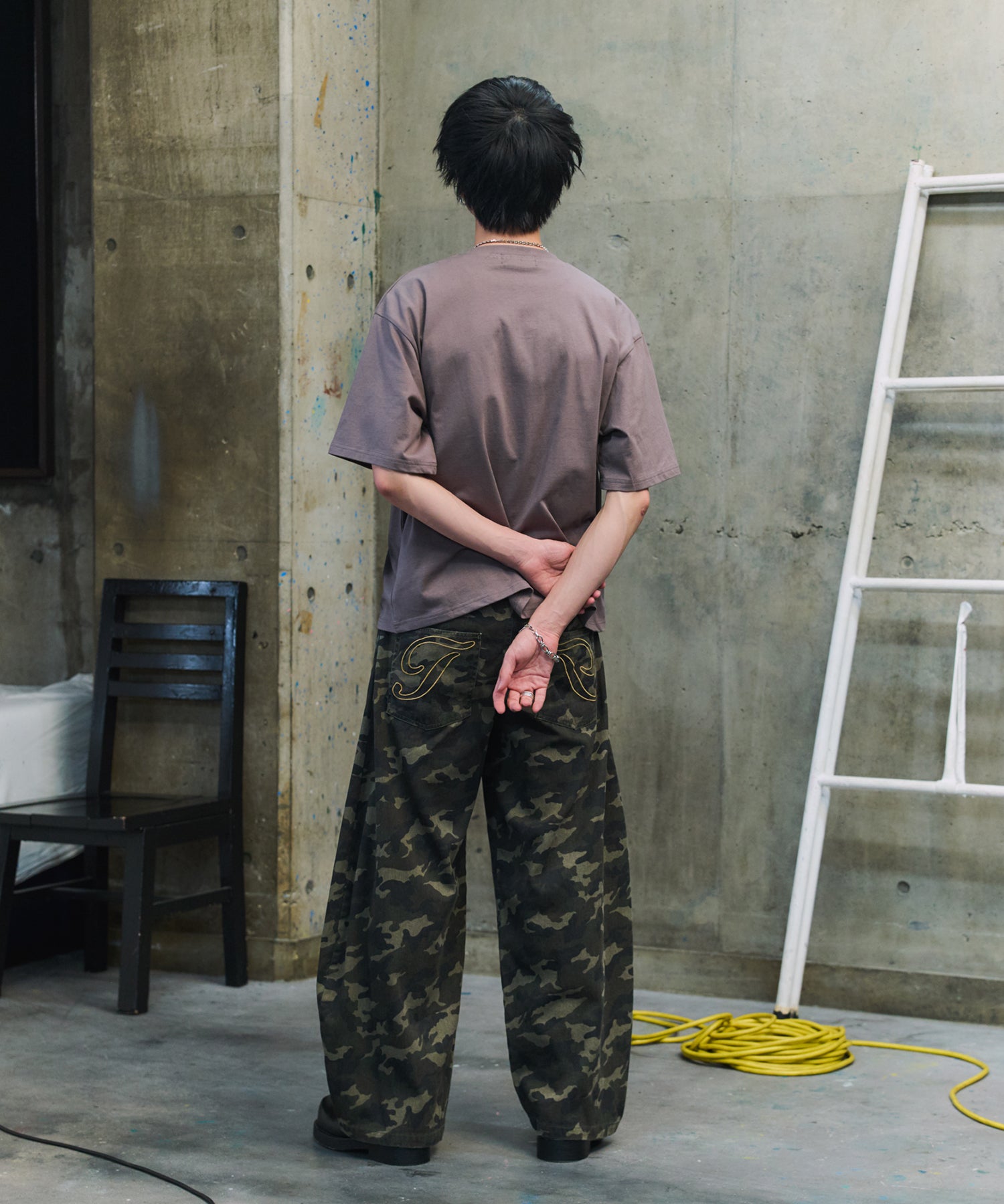 2-TUCK BACK EMBROIDERED DENIM PANTS / ツータック バック刺繍入り デニムパンツ