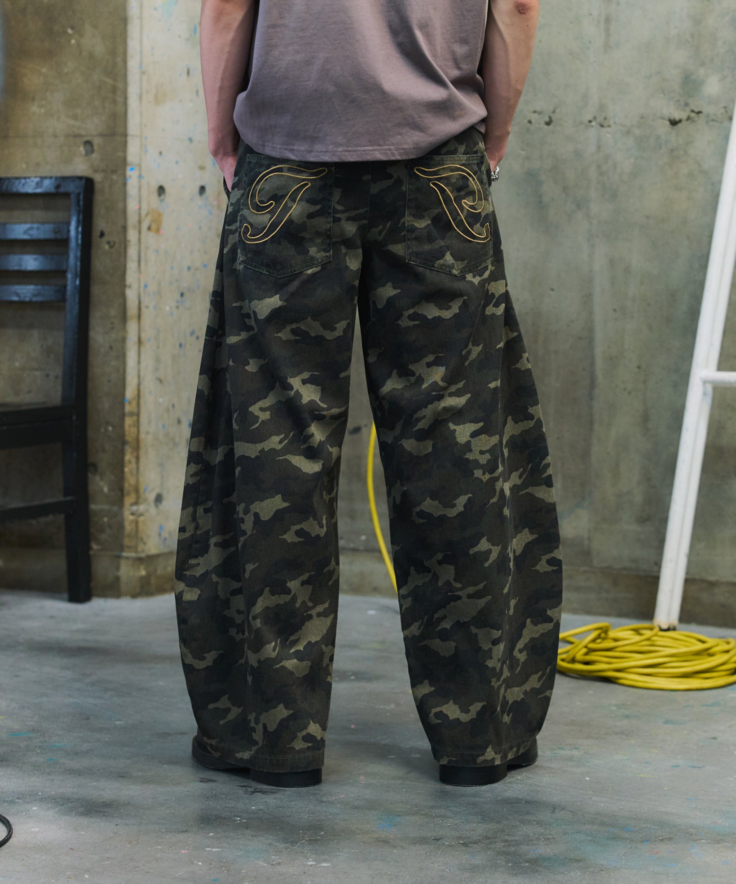 2-TUCK BACK EMBROIDERED DENIM PANTS / ツータック バック刺繍入り デニムパンツ
