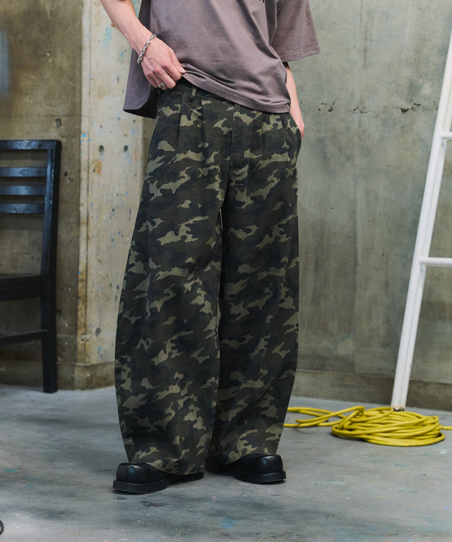2-TUCK BACK EMBROIDERED DENIM PANTS / ツータック バック刺繍入り デニムパンツ