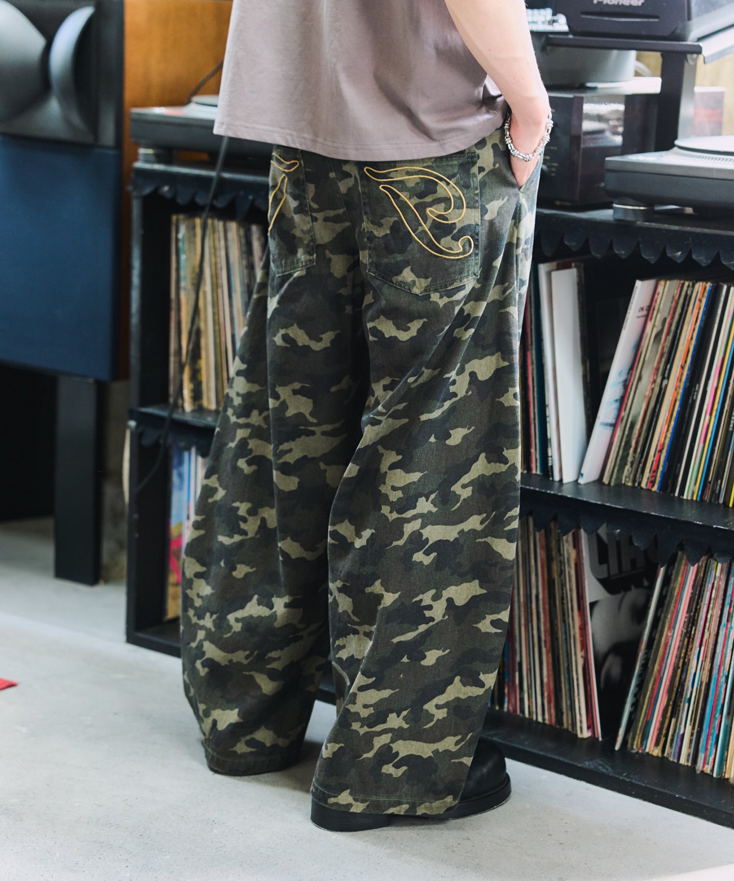 2-TUCK BACK EMBROIDERED DENIM PANTS / ツータック バック刺繍入り デニムパンツ