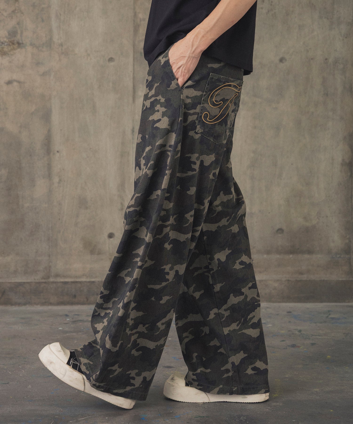 2-TUCK BACK EMBROIDERED DENIM PANTS / ツータック バック刺繍入り デニムパンツ